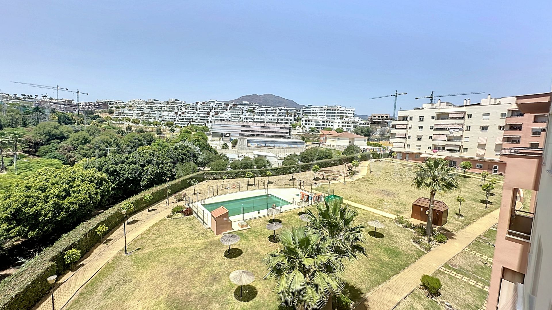 4 bedrooms penthouse in Estepona Puerto for sale