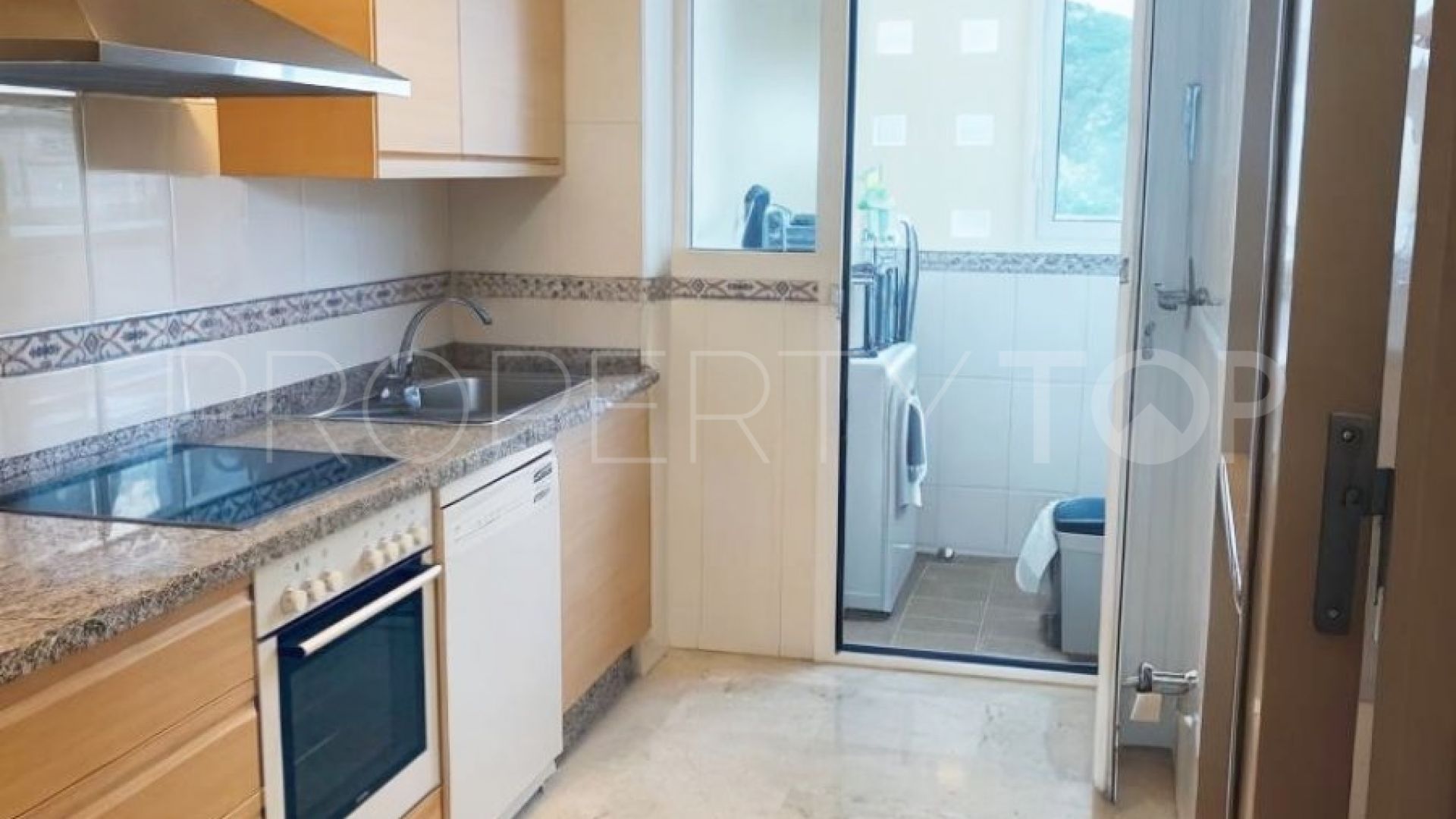 Se vende apartamento en Sabinillas con 2 dormitorios