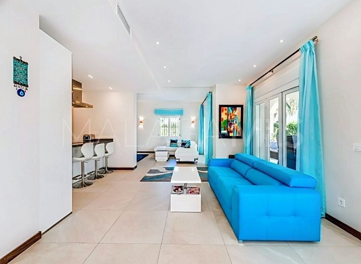 Buy villa in Las Brisas de 5 bedrooms