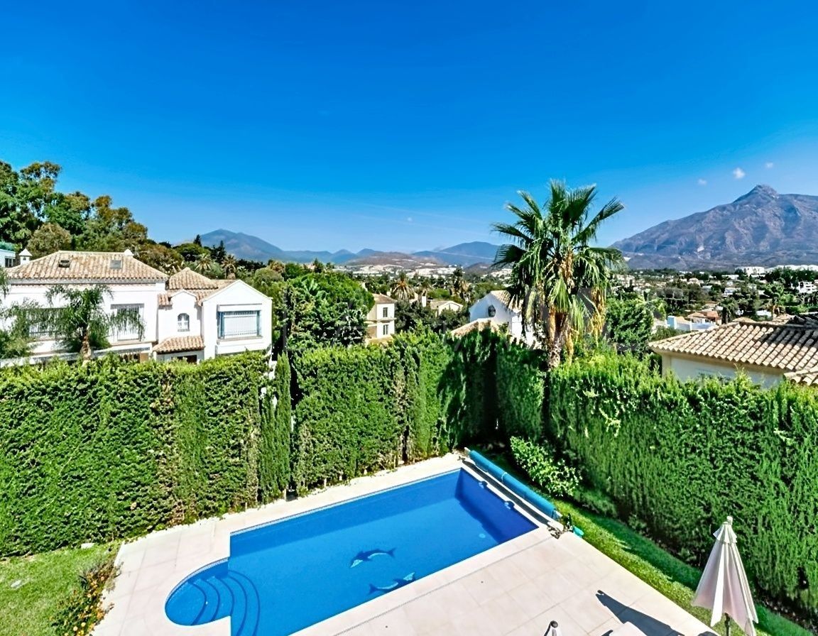 Buy villa in Las Brisas de 5 bedrooms