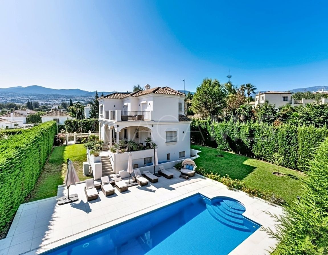 Buy villa in Las Brisas de 5 bedrooms