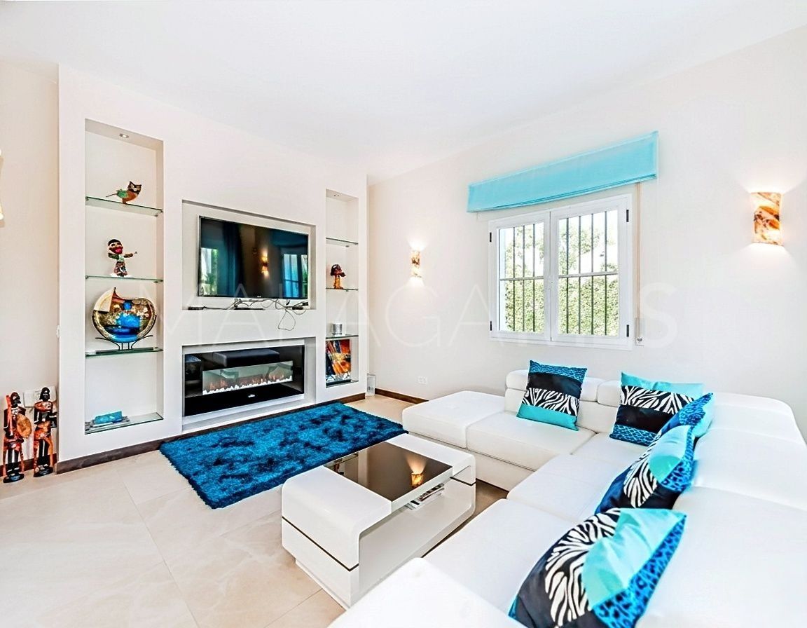 Buy villa in Las Brisas de 5 bedrooms