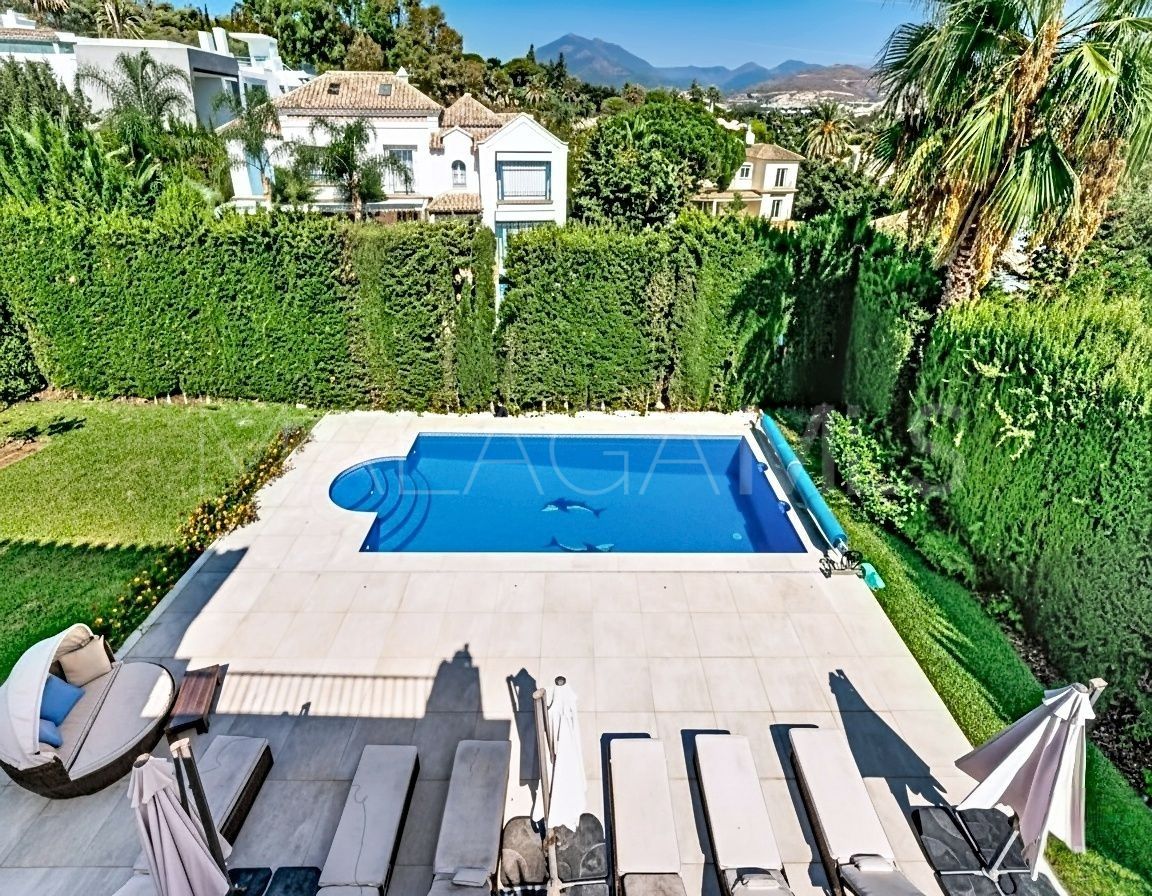 Buy villa in Las Brisas de 5 bedrooms