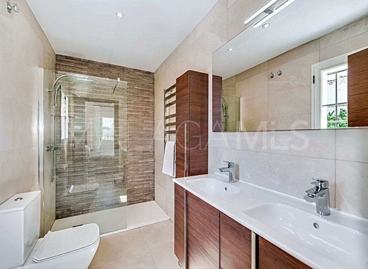 Buy villa in Las Brisas de 5 bedrooms