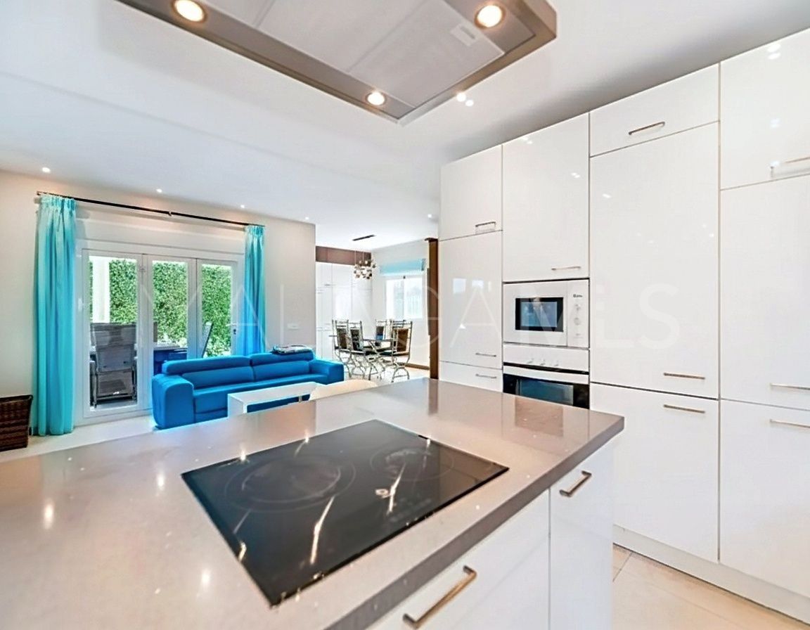 Buy villa in Las Brisas de 5 bedrooms