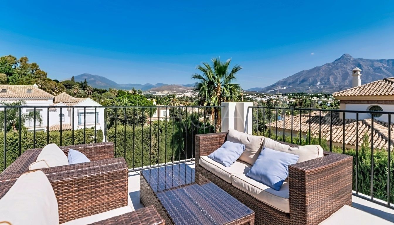 Buy villa in Las Brisas de 5 bedrooms