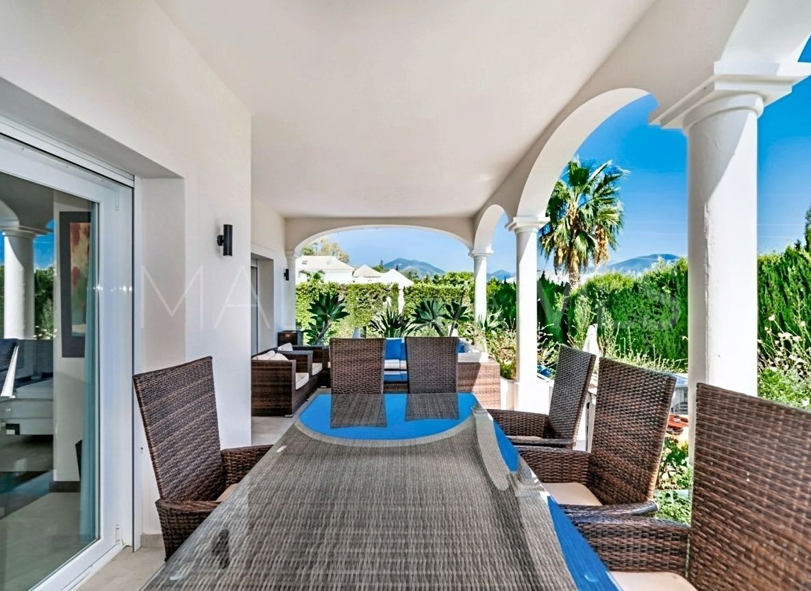 Buy villa in Las Brisas de 5 bedrooms