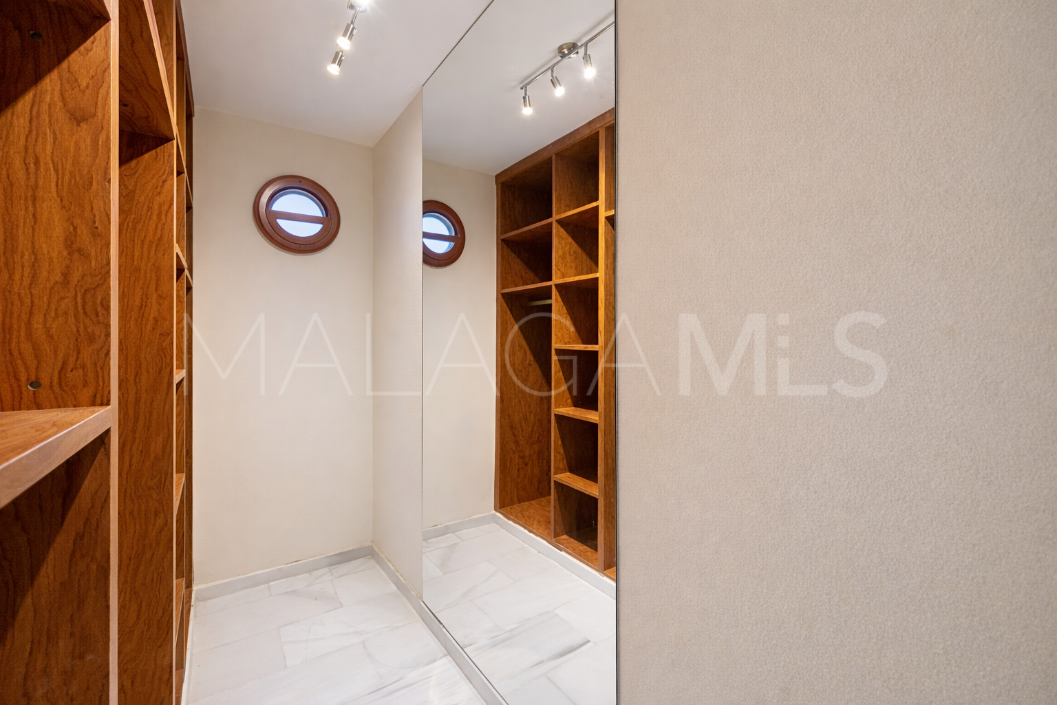 Buy villa with 5 bedrooms in El Padron