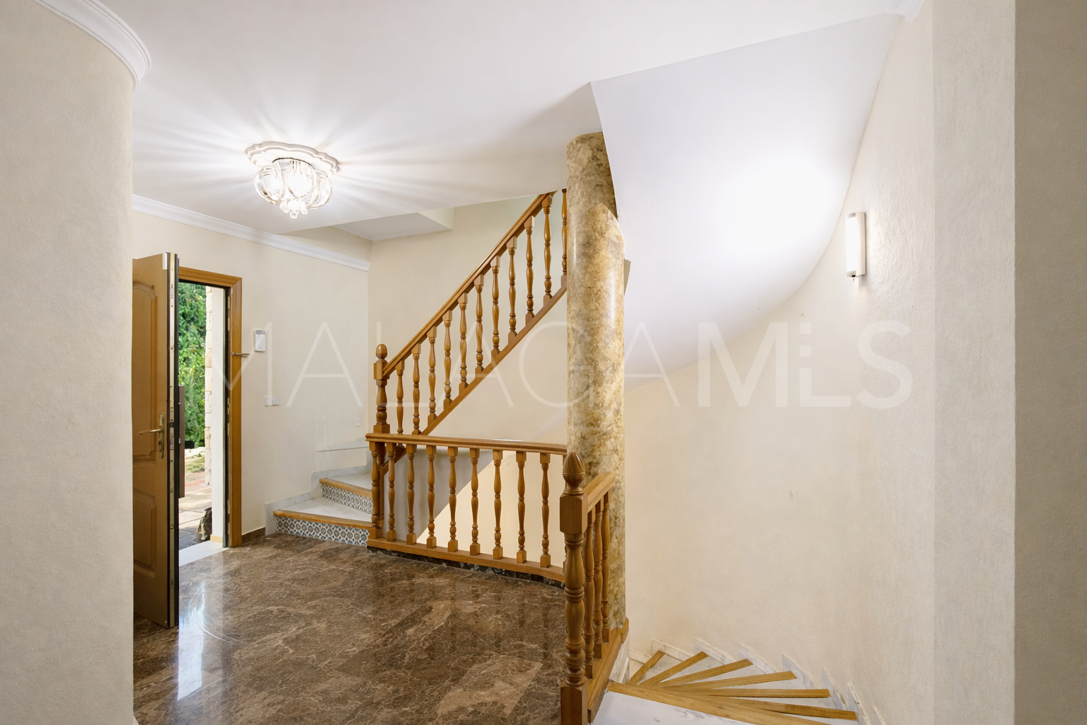 Buy villa with 5 bedrooms in El Padron