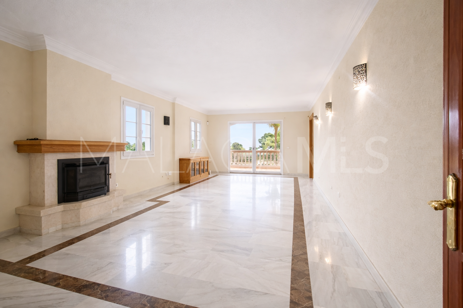 Buy villa with 5 bedrooms in El Padron