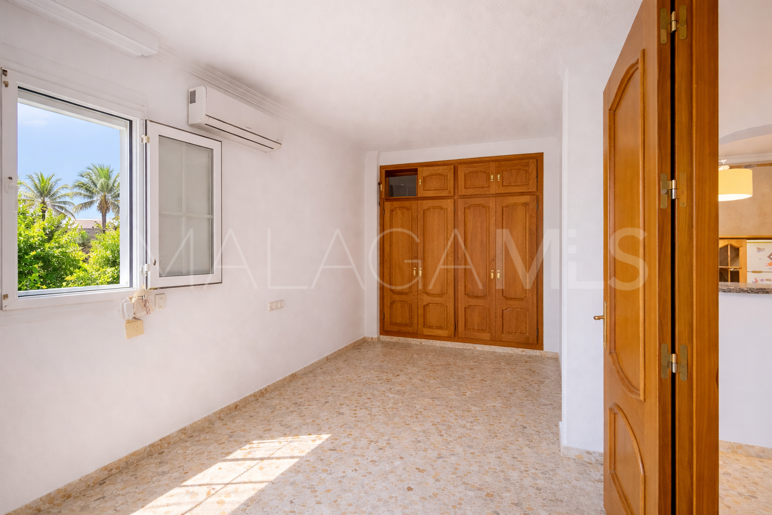 Buy villa with 5 bedrooms in El Padron