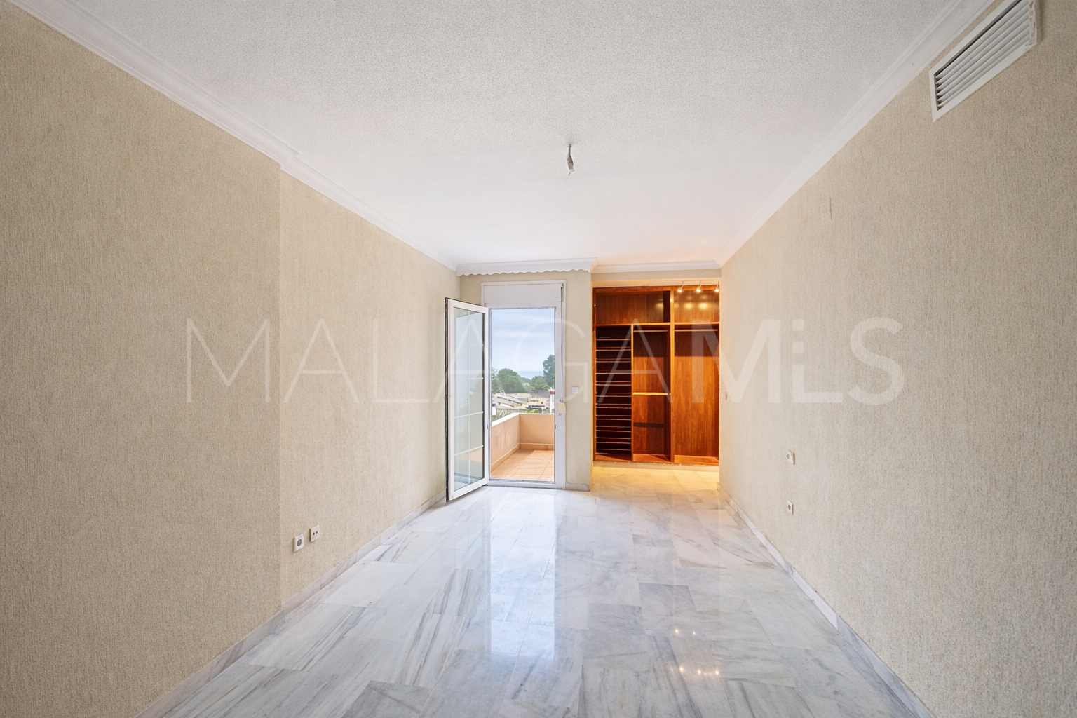 Buy villa with 5 bedrooms in El Padron