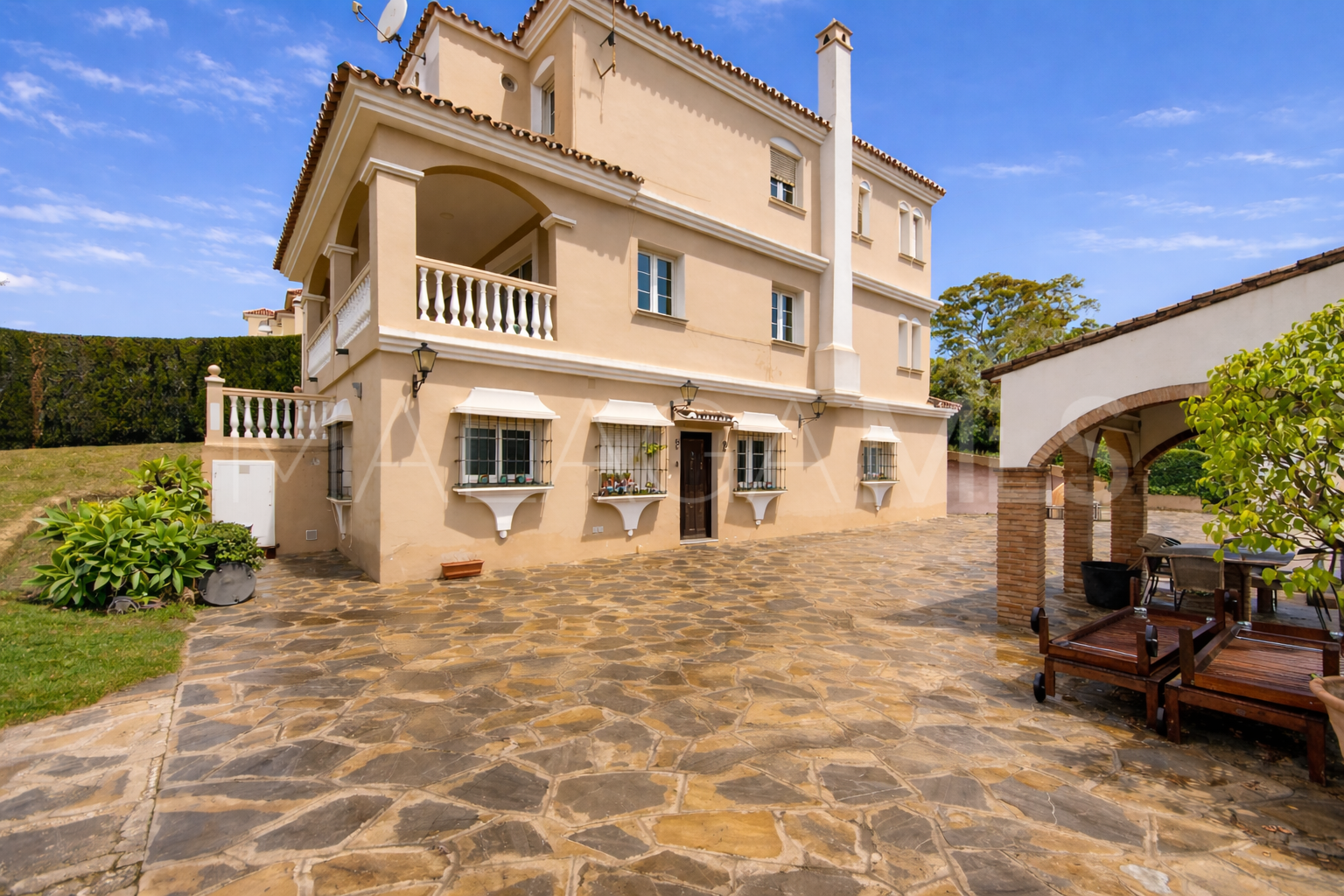 Buy villa with 5 bedrooms in El Padron