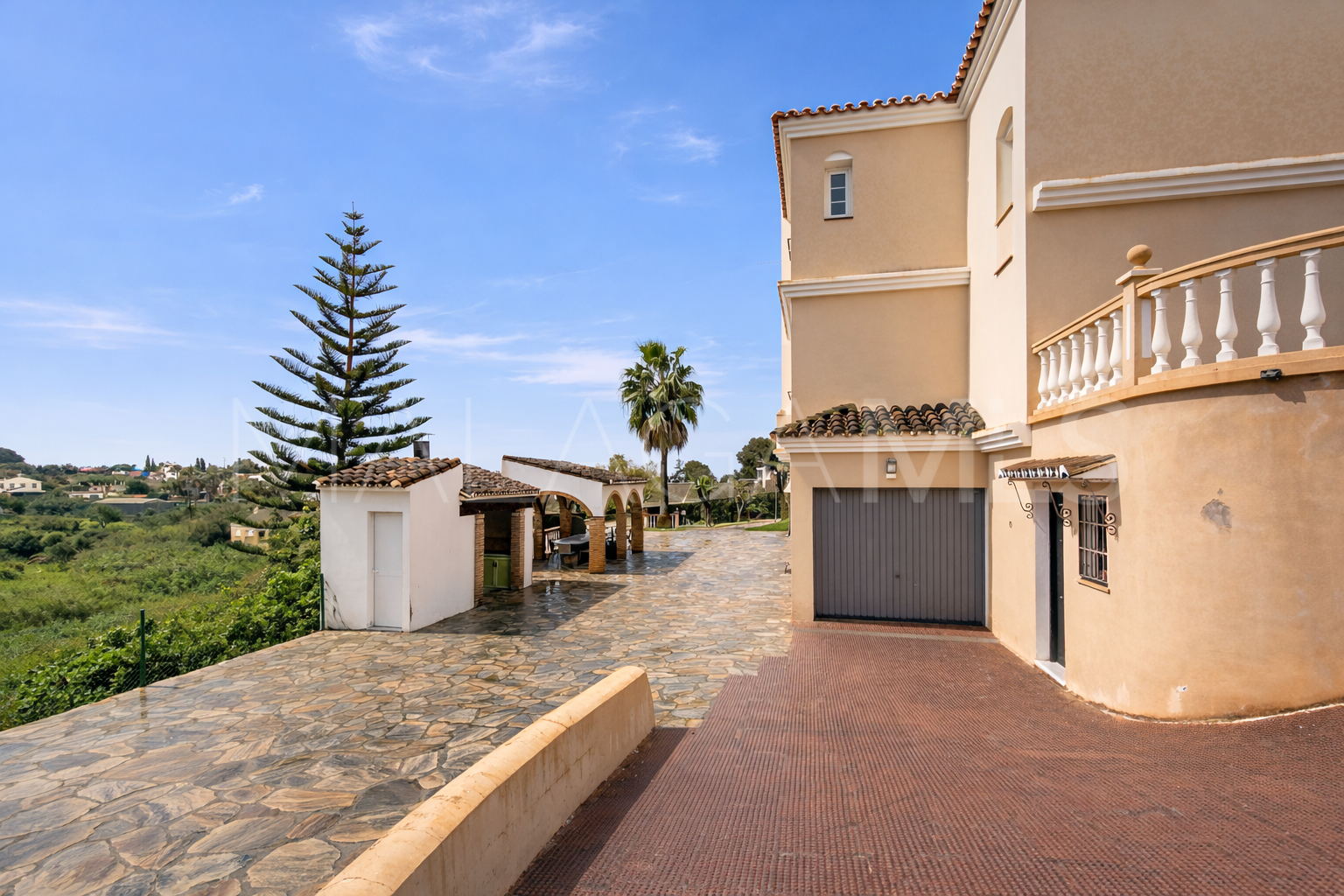 Buy villa with 5 bedrooms in El Padron
