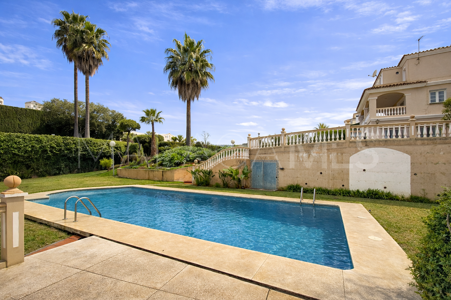 Buy villa with 5 bedrooms in El Padron