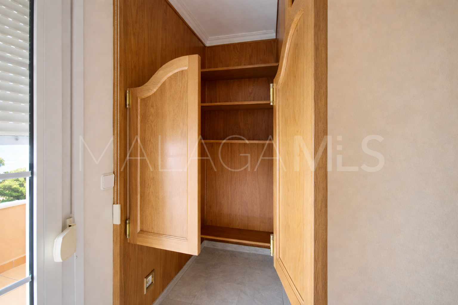 Buy villa with 5 bedrooms in El Padron