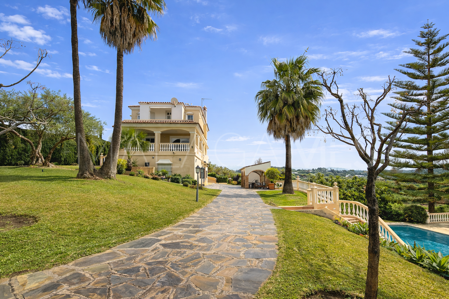 Buy villa with 5 bedrooms in El Padron