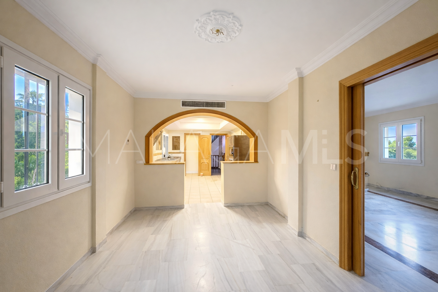 Buy villa with 5 bedrooms in El Padron