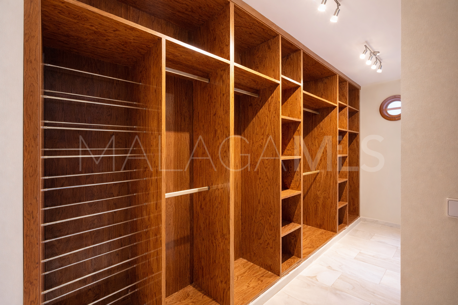 Buy villa with 5 bedrooms in El Padron