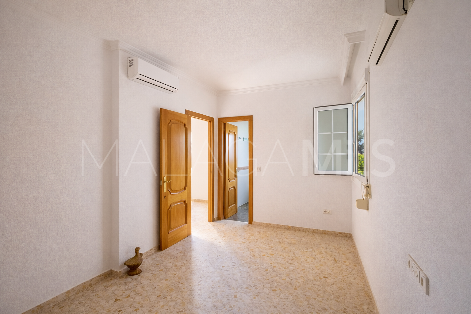 Buy villa with 5 bedrooms in El Padron