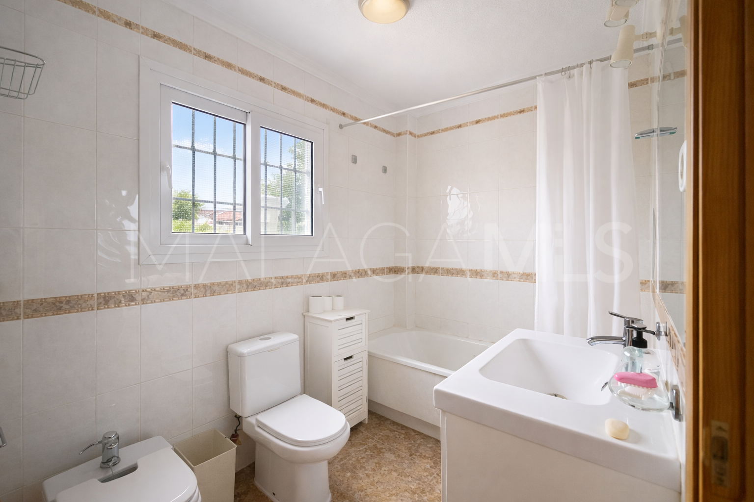 Buy villa with 5 bedrooms in El Padron