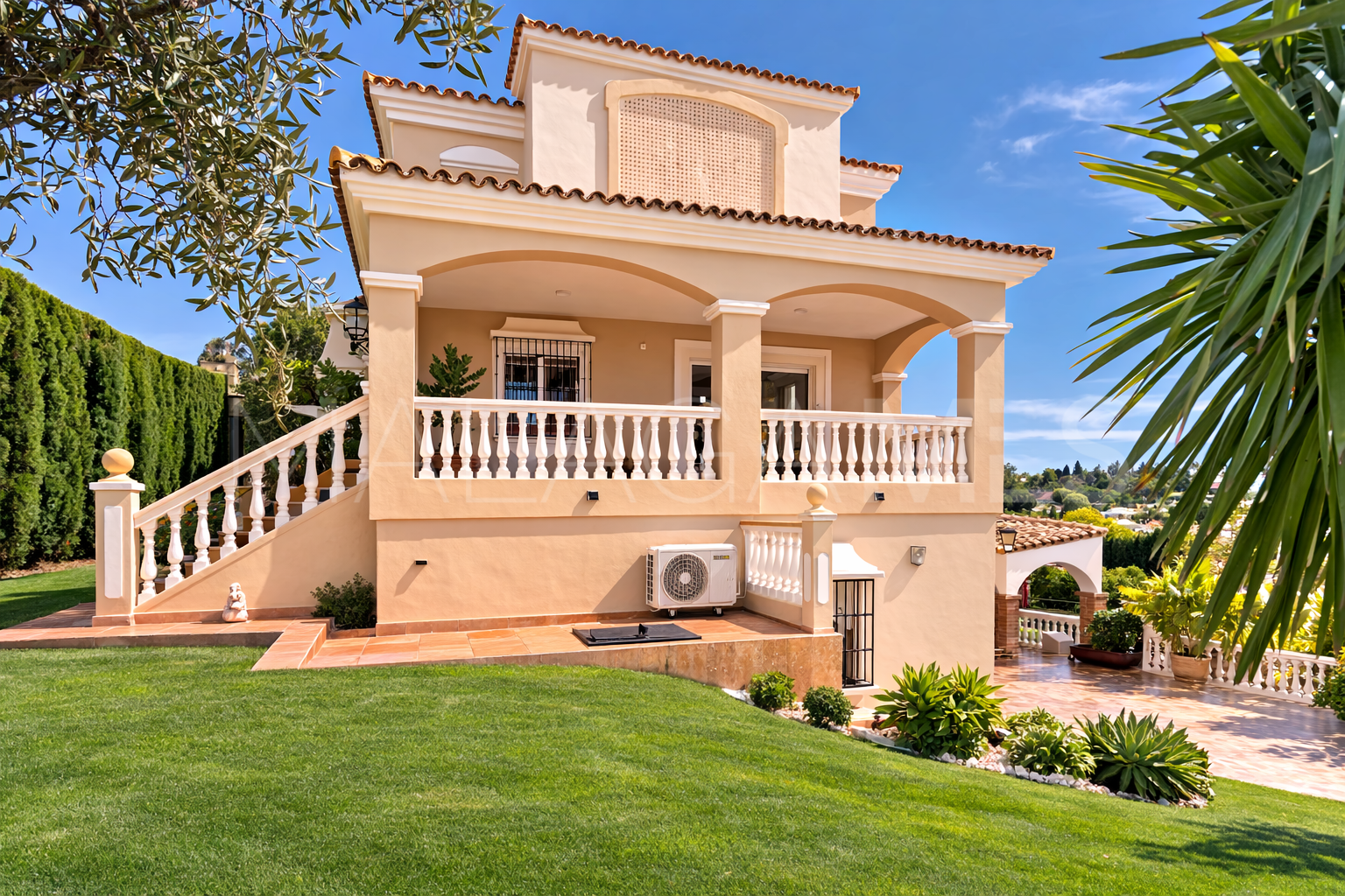 Buy villa with 5 bedrooms in El Padron
