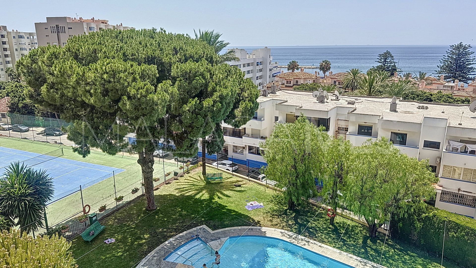 Lägenhet for sale in Estepona Puerto