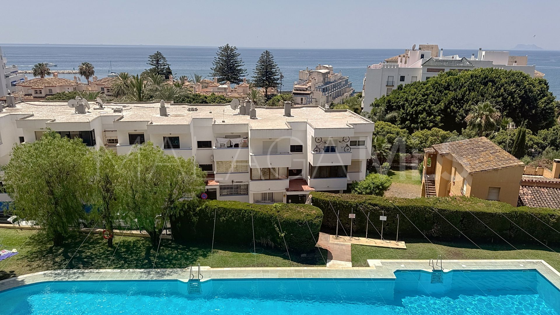 Lägenhet for sale in Estepona Puerto