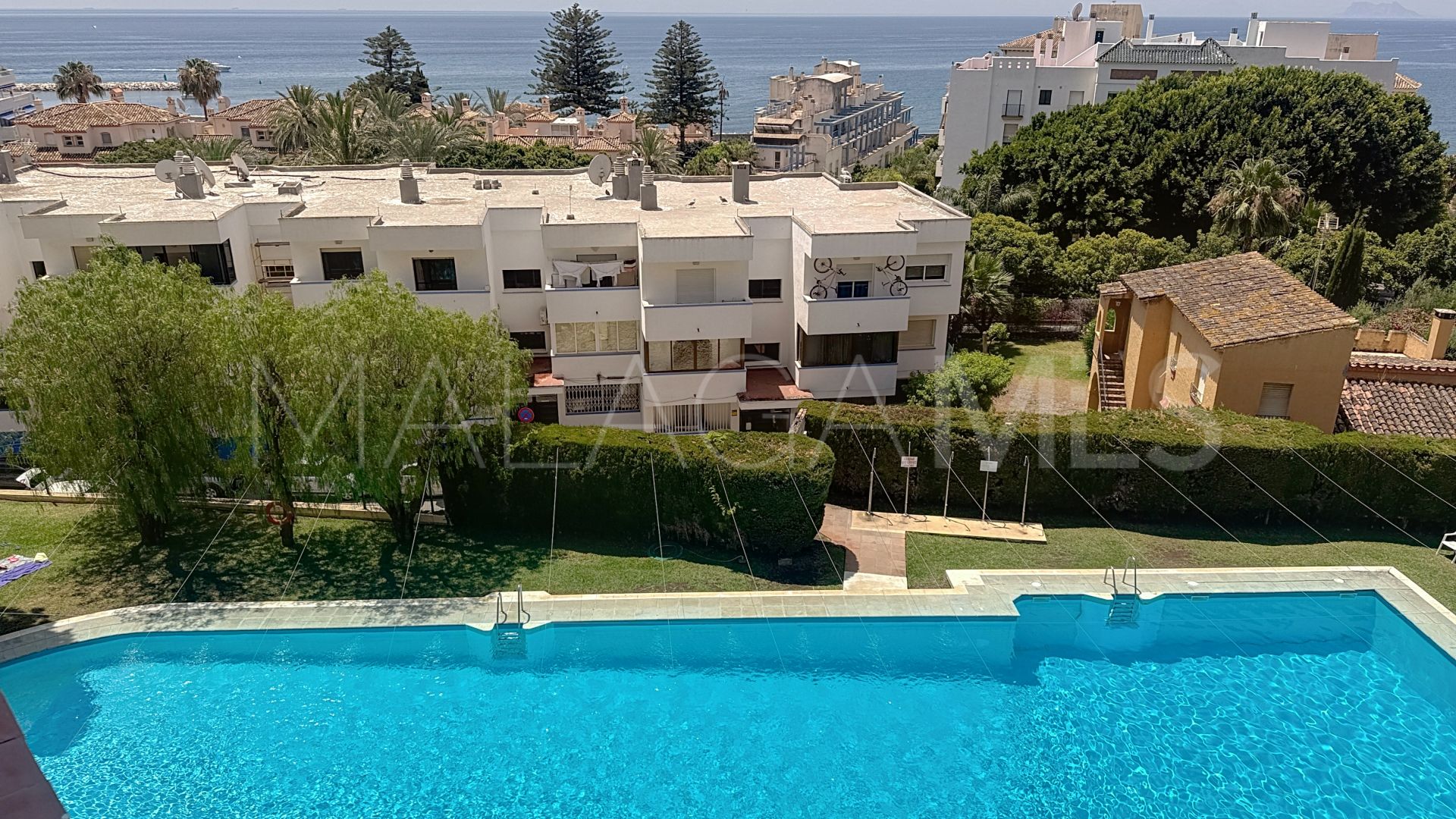 Lägenhet for sale in Estepona Puerto