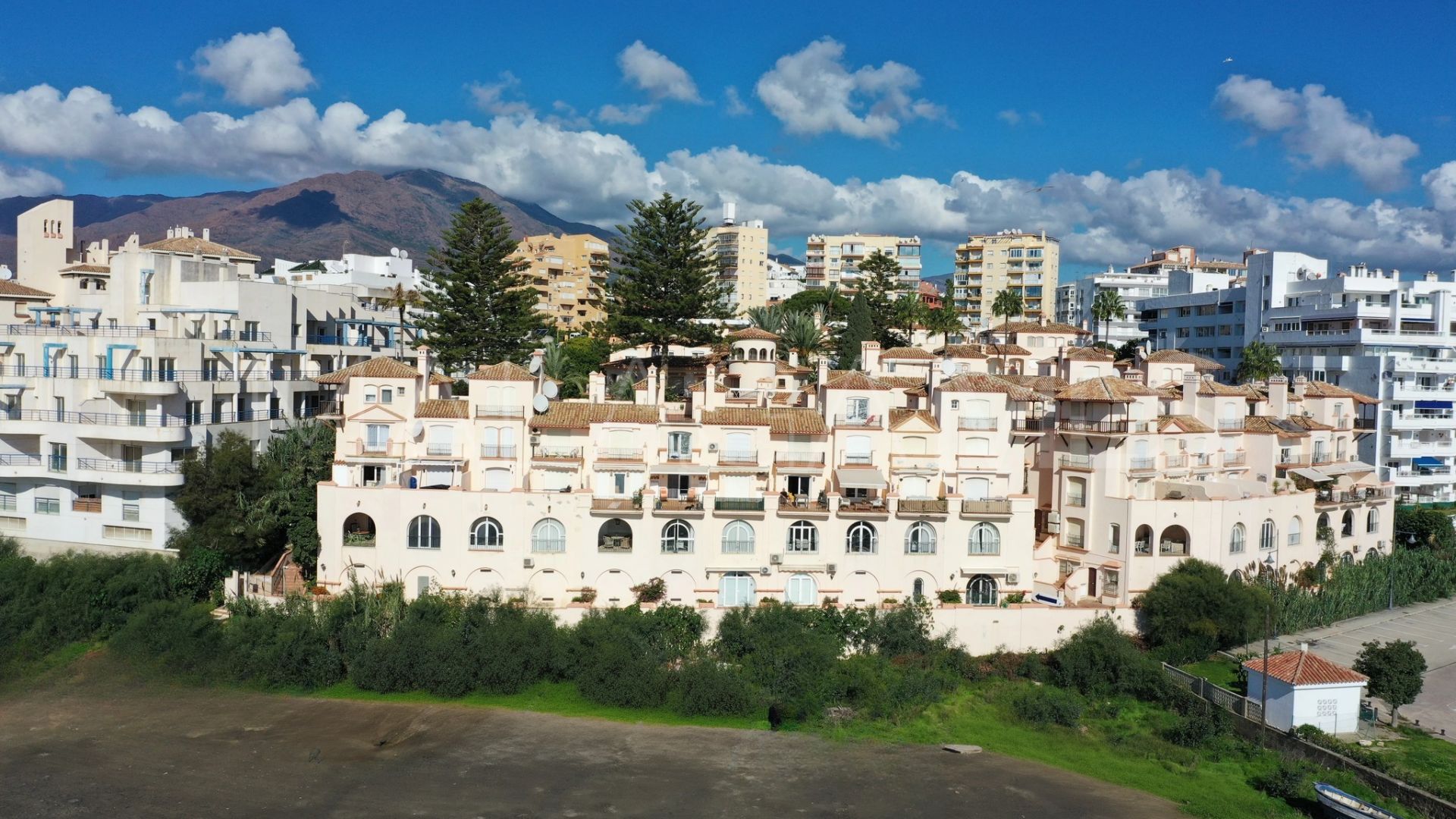 Reihenhaus for sale in Estepona Puerto