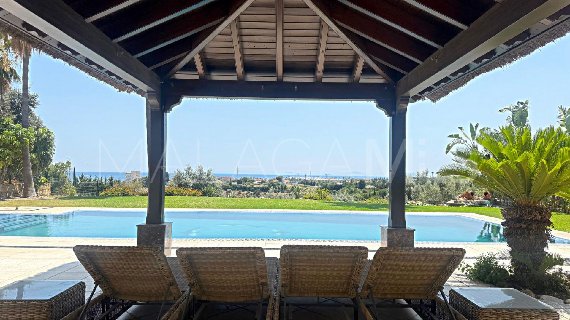 Buy villa with 4 bedrooms in La Alberdina