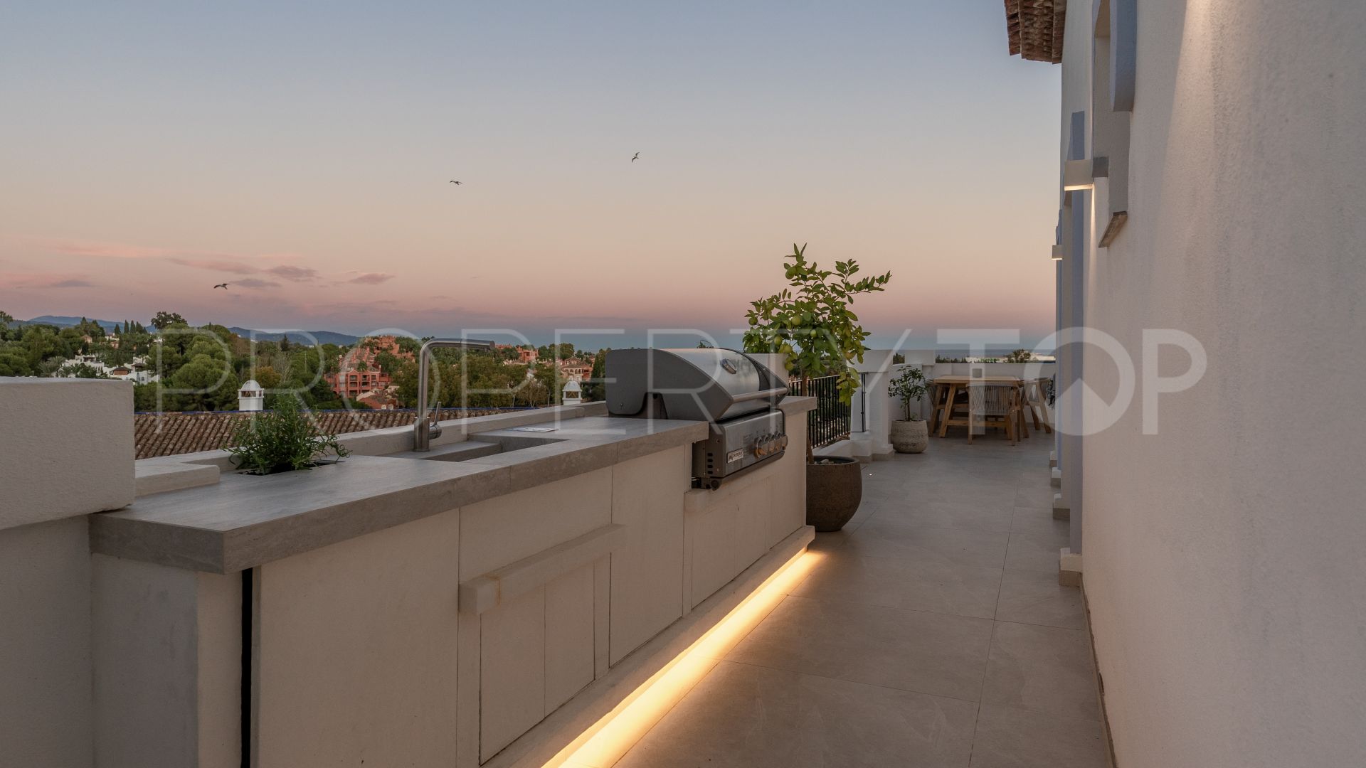 For sale 3 bedrooms penthouse in Nueva Andalucia