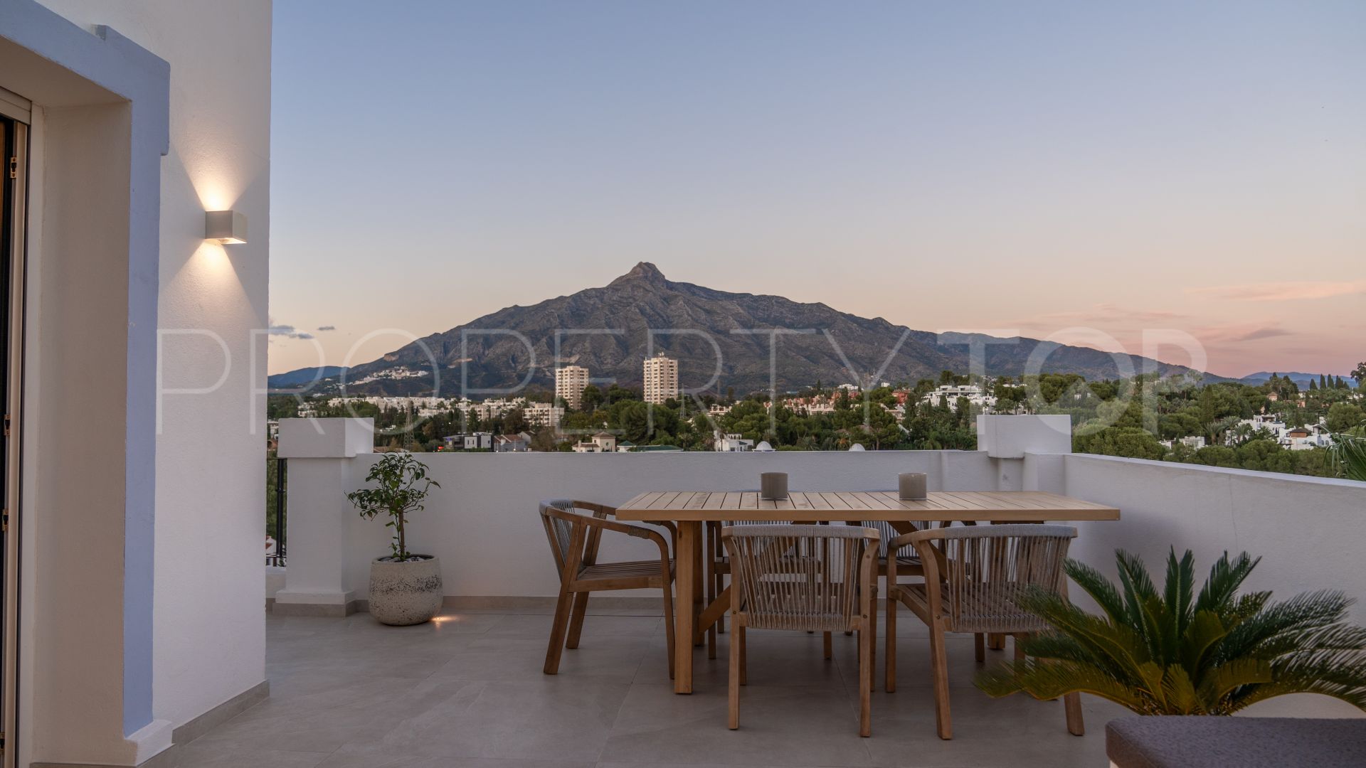 For sale 3 bedrooms penthouse in Nueva Andalucia