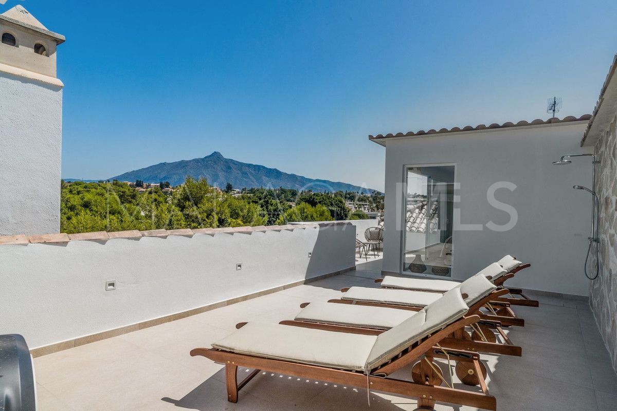 Atico duplex for sale de 8 bedrooms in Nueva Andalucia