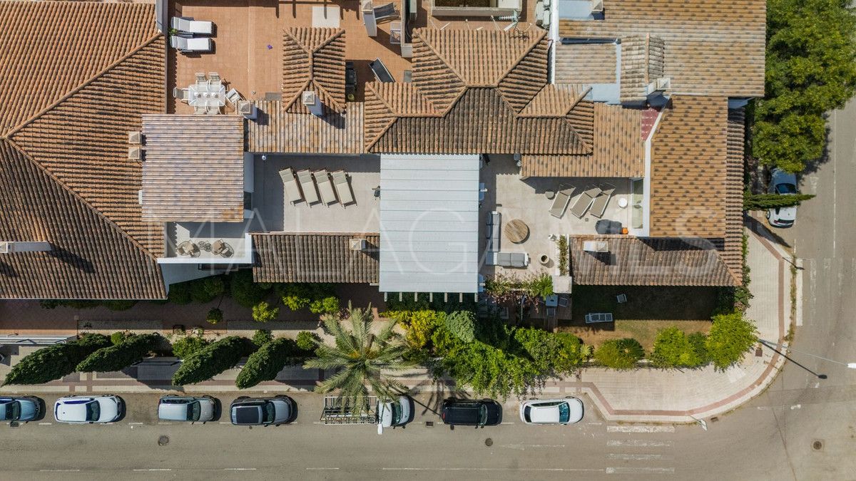 Atico duplex for sale de 8 bedrooms in Nueva Andalucia