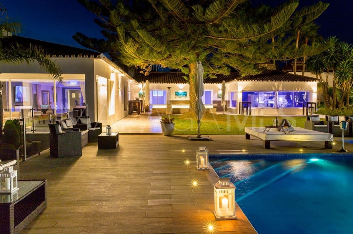 Se vende villa with 8 bedrooms in Elviria