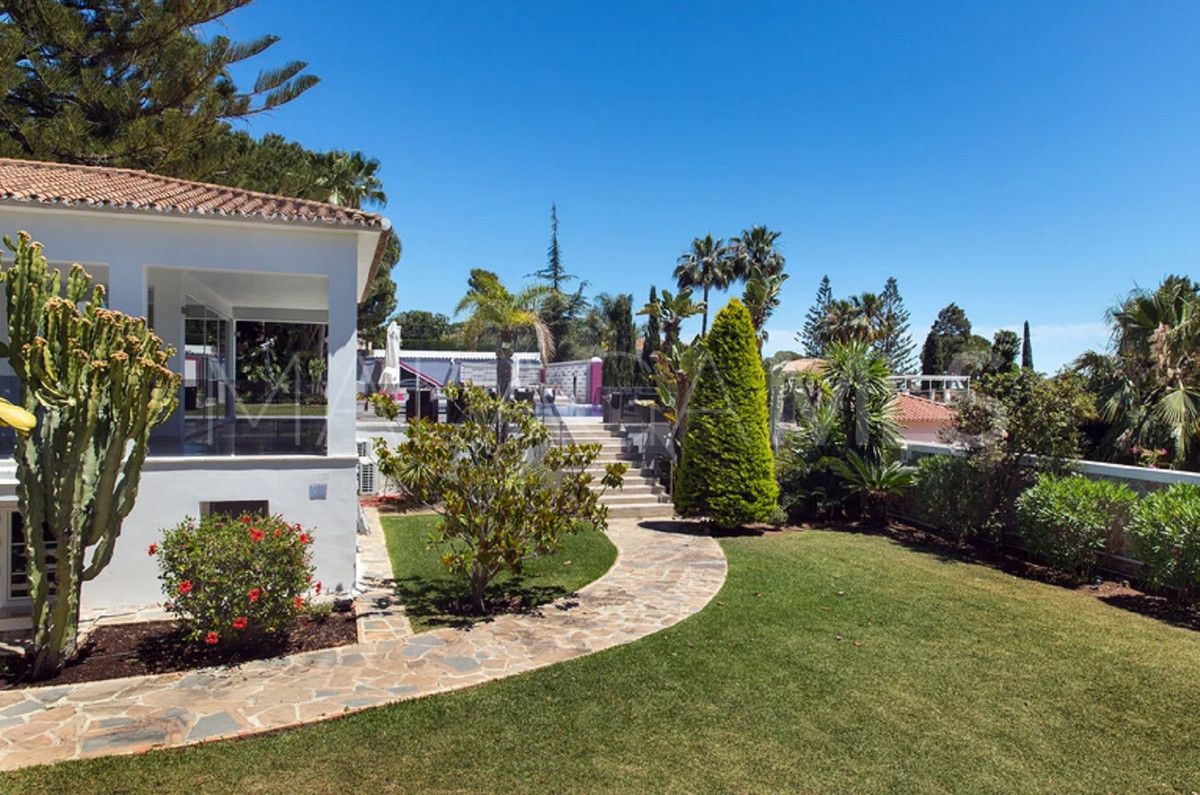 Se vende villa with 8 bedrooms in Elviria