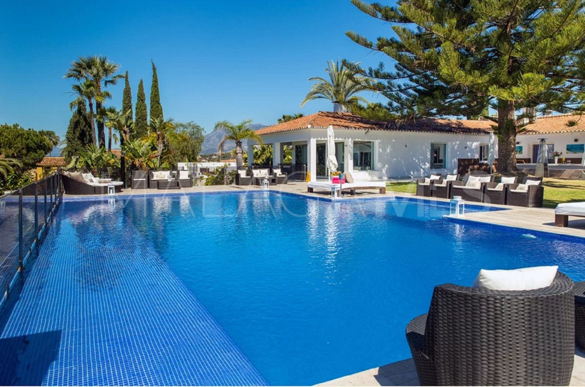 Se vende villa with 8 bedrooms in Elviria