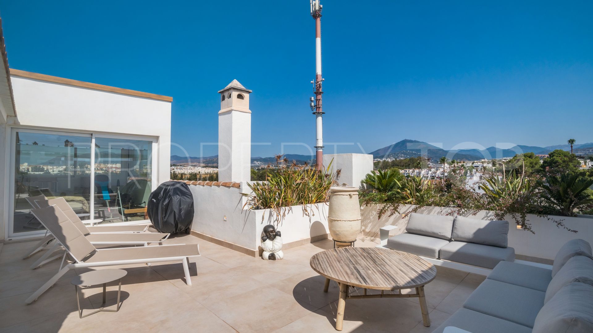 Buy duplex penthouse with 4 bedrooms in Nueva Andalucia