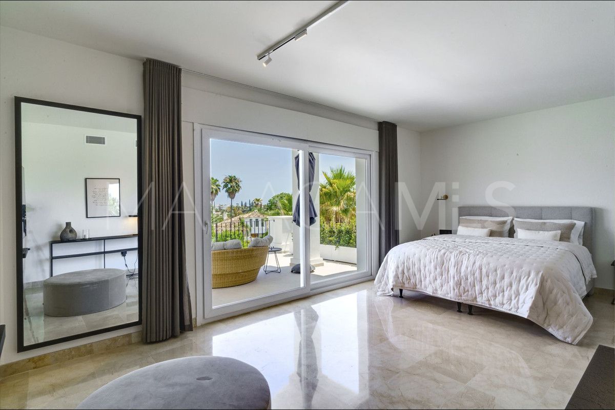 Villa for sale in Nueva Andalucia