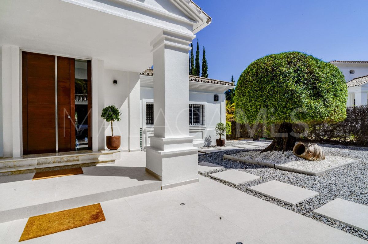 Villa for sale in Nueva Andalucia