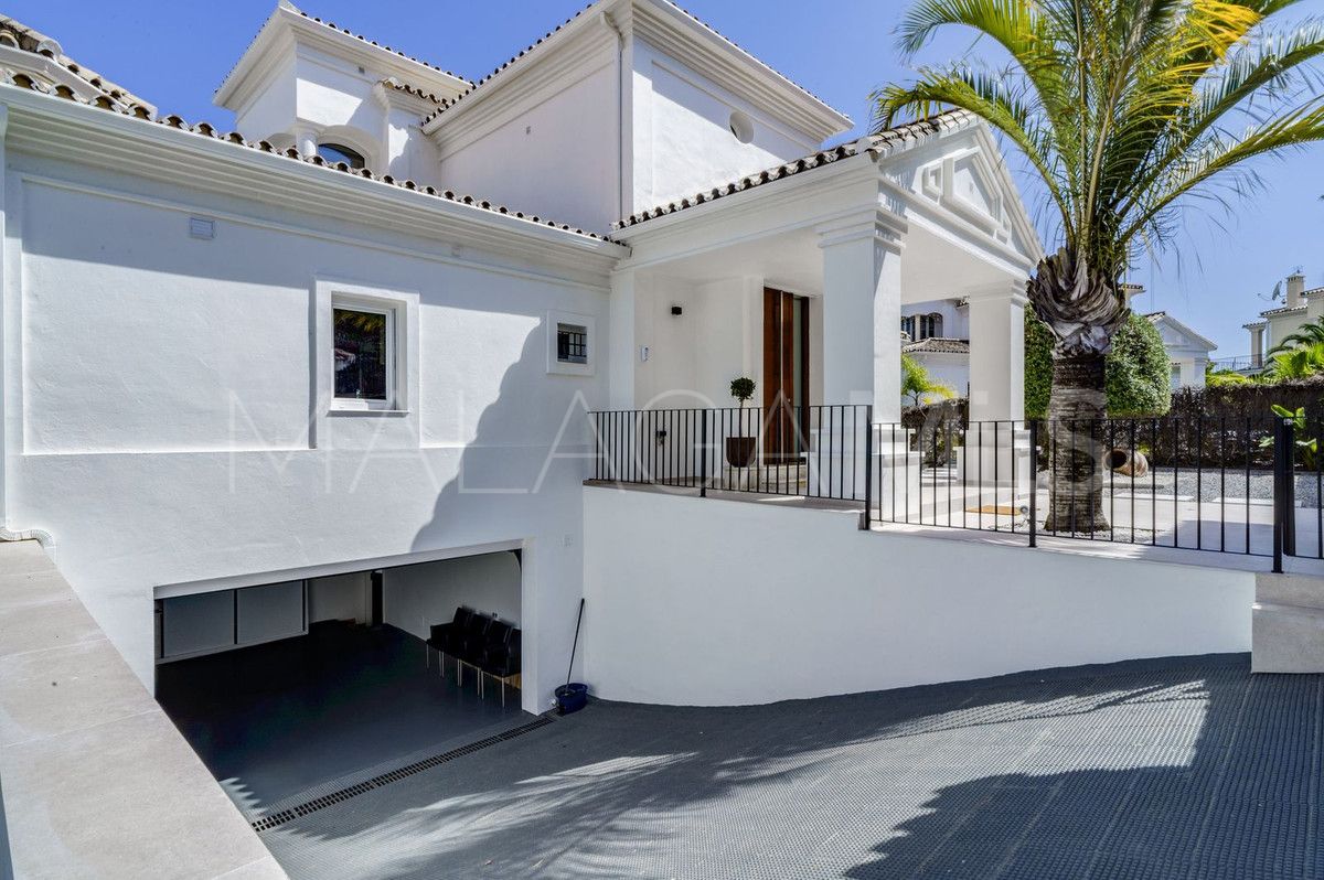 Villa for sale in Nueva Andalucia