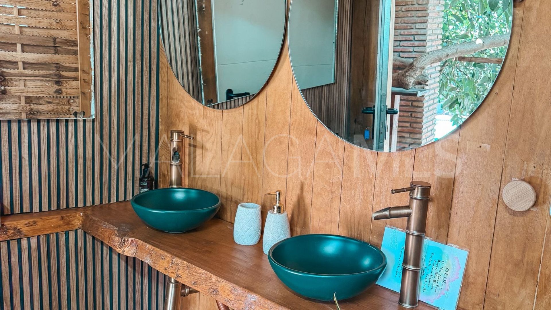 Buy villa in Nueva Andalucia