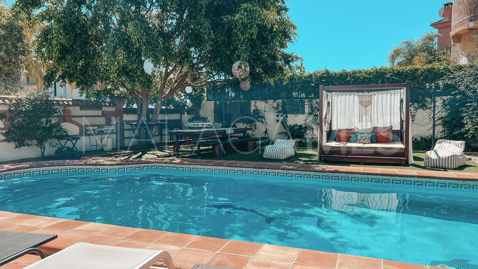 Buy villa in Nueva Andalucia