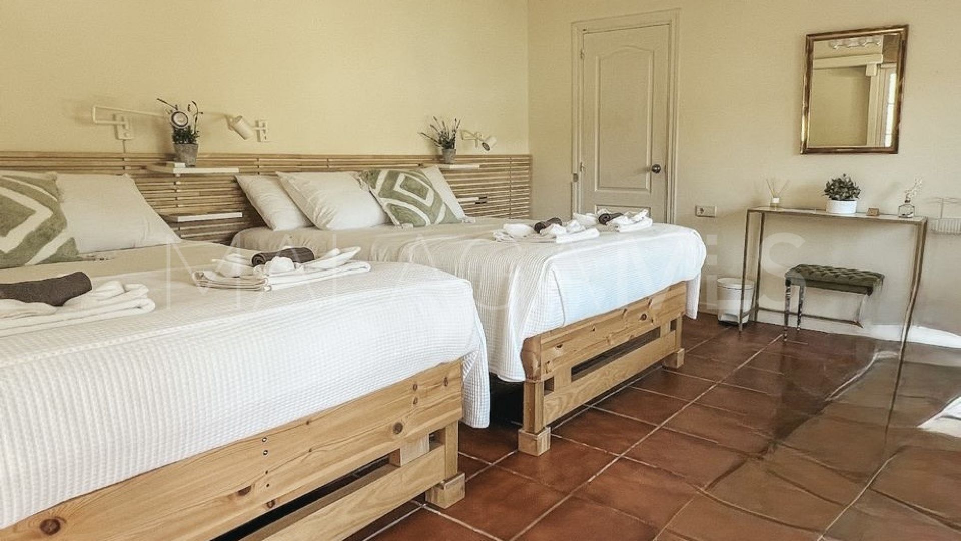 Buy villa in Nueva Andalucia