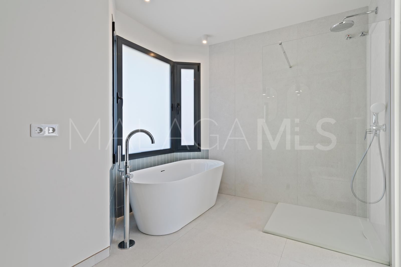 Villa for sale in Elviria Hills