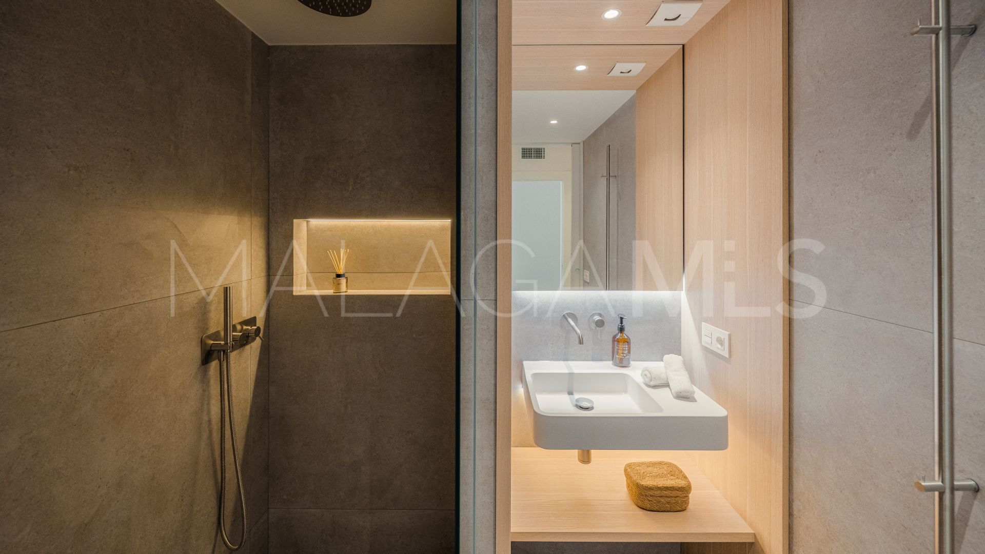 Apartment for sale in Nueva Andalucia with 3 bedrooms