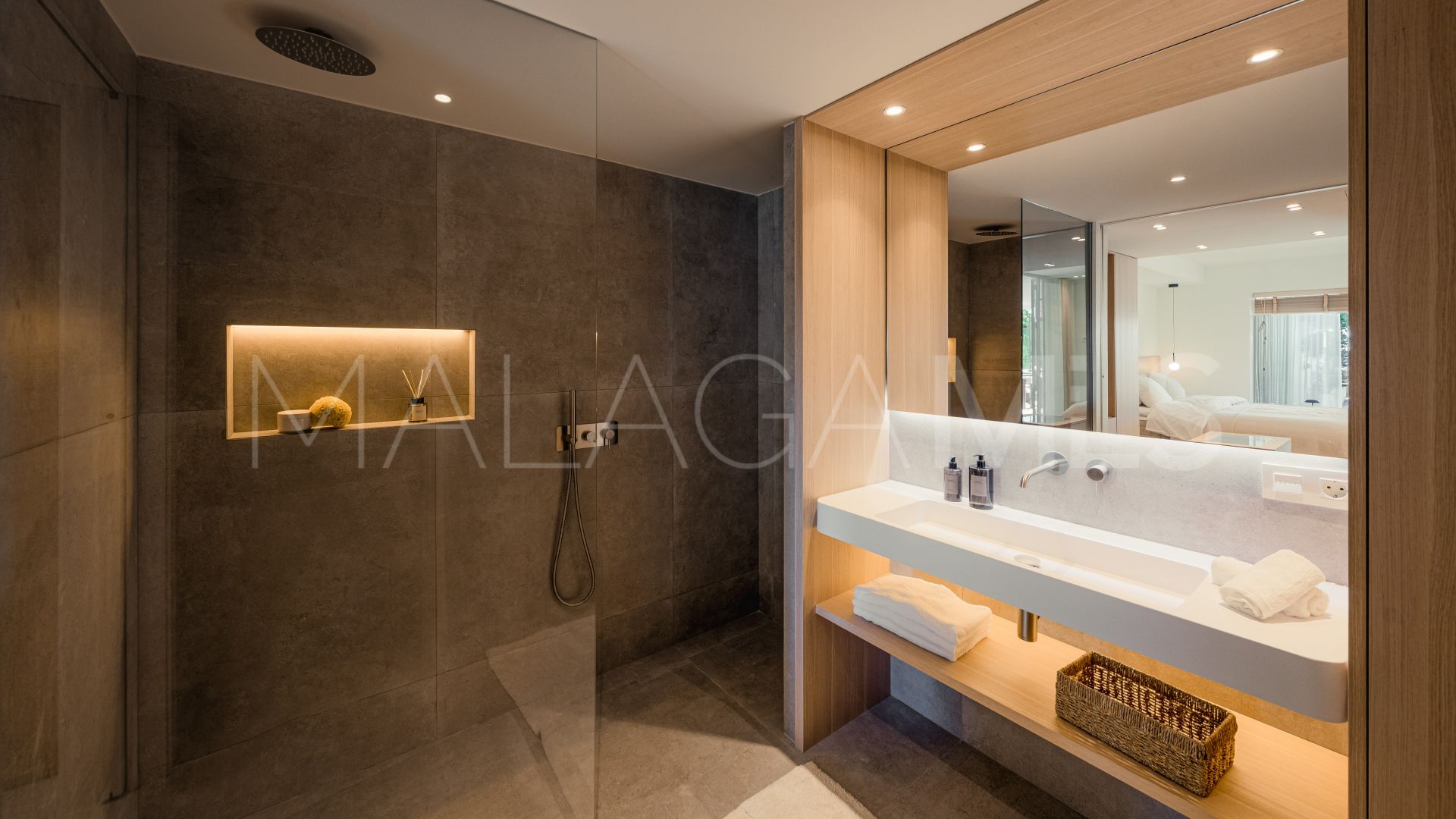 Apartment for sale in Nueva Andalucia with 3 bedrooms