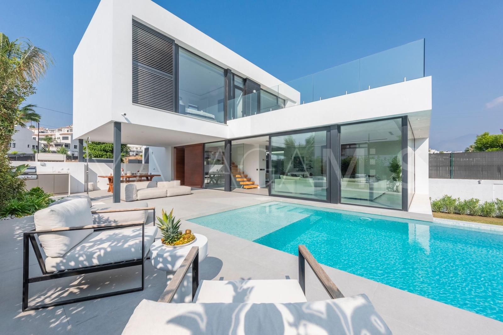 Buy villa in El Campanario