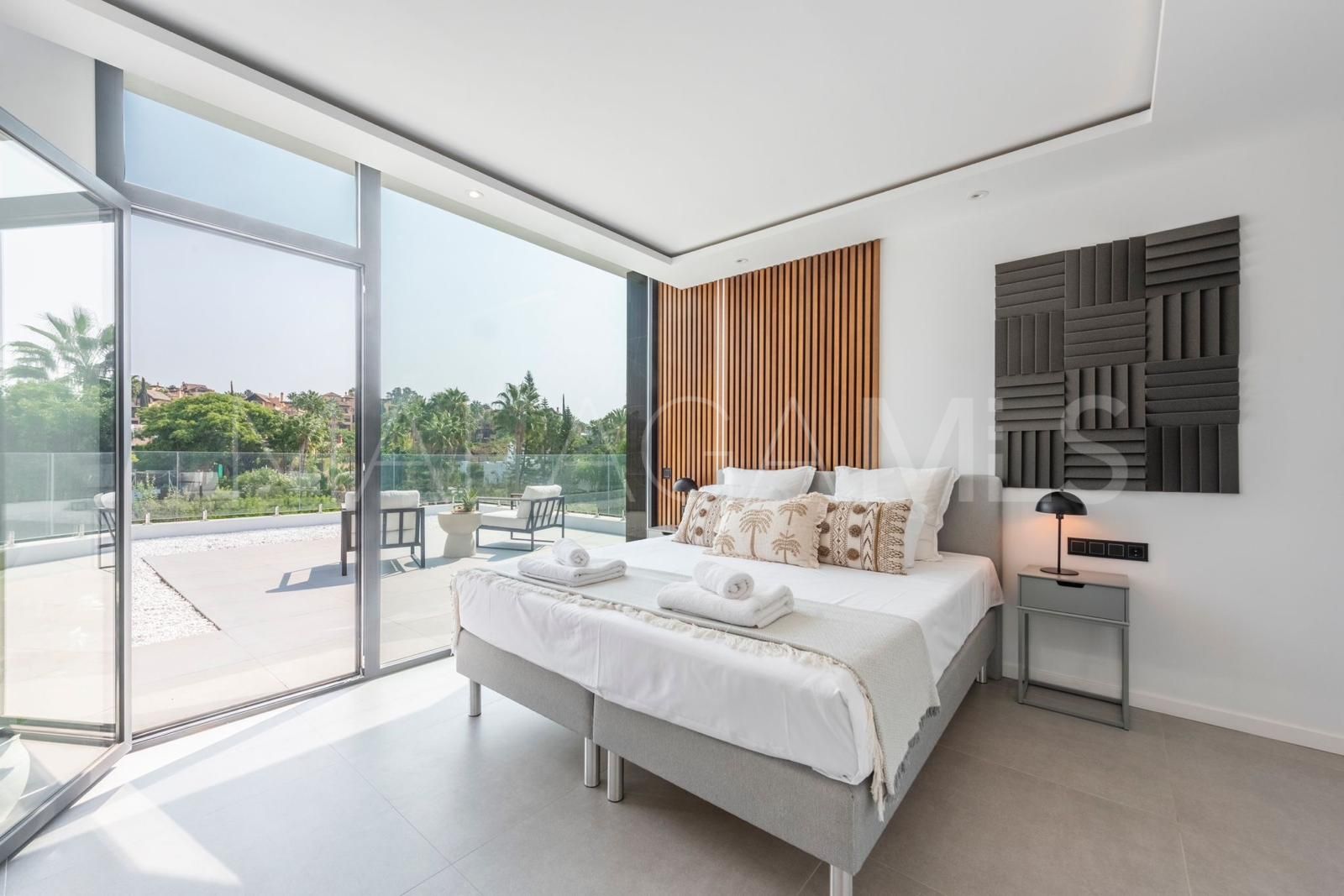 Buy villa in El Campanario
